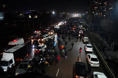 Almaty, Kazakistan - 01.04.2022: Protestocular merkez caddelerden belediye binasına doğru yürüyor. Toplu ayaklanmalar.
