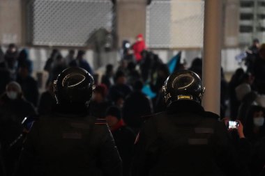 Almaty, Kazakistan - 01.04.2022: Polis belediye binası yakınlarındaki merkez meydandaki protestocuların önünde sıraya girdi. Toplu ayaklanmalar.