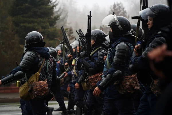 Almaty Kazakstan 2022 Polisavdelningar Går Längs Blockerad Gata Massupplopp — Stockfoto