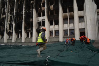 Almaty, Kazakistan - 01.13.2022: Ayaklanmalardan sonra yanan belediye binasının restorasyonu ve temizliği.