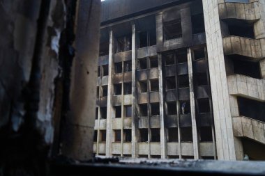 Almaty, Kazakistan - 01.13.2022: Ayaklanmalardan sonra yanan belediye binasının restorasyonu ve temizliği.