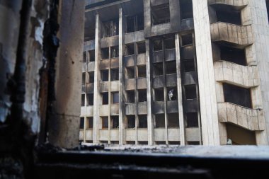 Almaty, Kazakistan - 01.13.2022: Ayaklanmalardan sonra yanan belediye binasının restorasyonu ve temizliği.