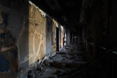 Almaty, Kazakistan - 01.13.2022: Ayaklanmalardan sonra yanan belediye binasının restorasyonu ve temizliği.