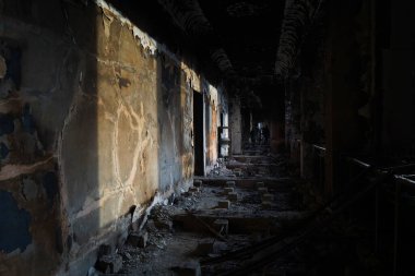 Almaty, Kazakistan - 01.13.2022: Ayaklanmalardan sonra yanan belediye binasının restorasyonu ve temizliği.