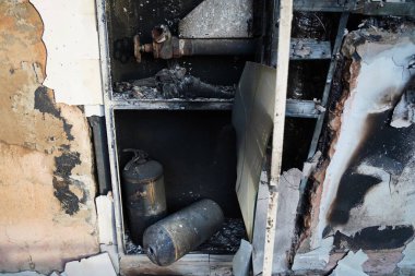 Almaty, Kazakistan - 01.13.2022: Ayaklanmalardan sonra yanan belediye binasının restorasyonu ve temizliği.