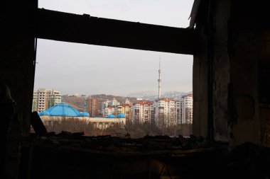 Almaty, Kazakistan - 01.13.2022: Ayaklanmalardan sonra yanan belediye binasının restorasyonu ve temizliği.