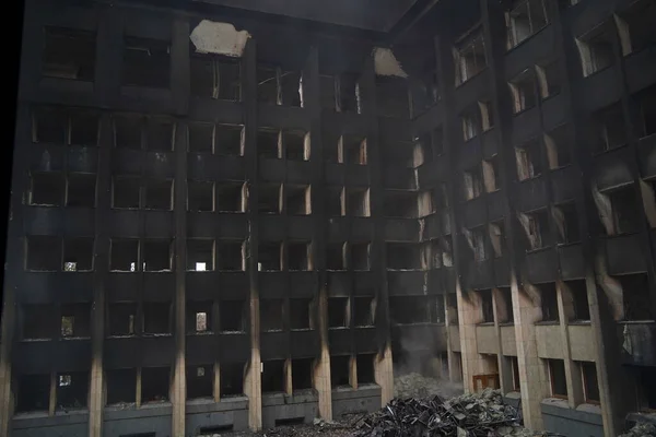 哈萨克斯坦阿拉木图 2022 骚乱后被烧毁的市政厅大楼的修复和清洁工作 — 图库照片