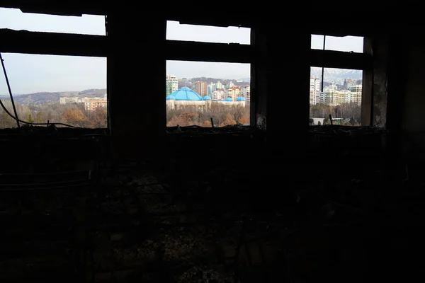 哈萨克斯坦阿拉木图 2022 骚乱后被烧毁的市政厅大楼的修复和清洁工作 — 图库照片
