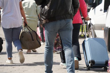 Almaty, Kazakistan - 05.20.2022 - Bagajlı yolcular merkez istasyondan ayrılın..