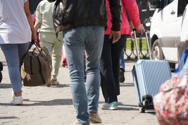 Almaty, Kazakistan - 05.20.2022 - Bagajlı yolcular merkez istasyondan ayrılın..