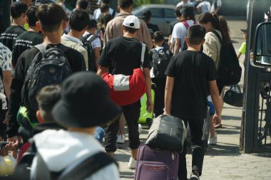 Almaty, Kazakistan - 05.20.2022 - Bagajlı yolcular merkez istasyondan ayrılın..