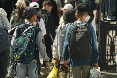 Almaty, Kazakistan - 05.20.2022 - Bagajlı yolcular merkez istasyondan ayrılın..