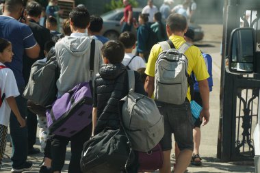 Almaty, Kazakistan - 05.20.2022 - Bagajlı yolcular merkez istasyondan ayrılın..