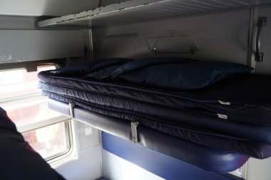 Almaty, Kazakistan - 05.20.2022 - Şilteli ve yataklı yolcular için koltuklar.