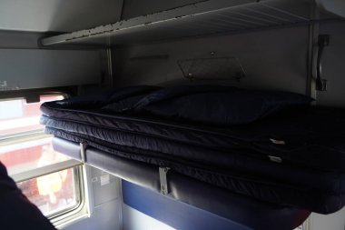 Almaty, Kazakistan - 05.20.2022 - Şilteli ve yataklı yolcular için koltuklar.