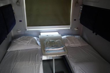 Almaty, Kazakistan - 05.20.2022 - Şilteli ve yataklı yolcular için koltuklar.