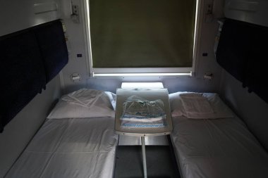 Almaty, Kazakistan - 05.20.2022 - Şilteli ve yataklı yolcular için koltuklar.