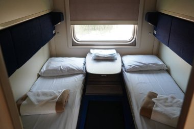 Almaty, Kazakistan - 05.20.2022 - Şilteli ve yataklı yolcular için koltuklar.