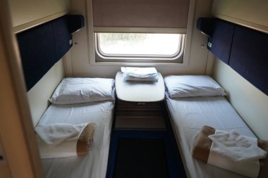 Almaty, Kazakistan - 05.20.2022 - Şilteli ve yataklı yolcular için koltuklar.