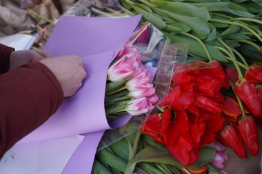 Almaty, Kazakistan - 06.03.2023: Tatilden önce farklı çiçek buketleri indirimde.