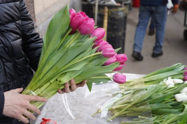 Almaty, Kazakistan - 06.03.2023: Tatilden önce farklı çiçek buketleri indirimde.