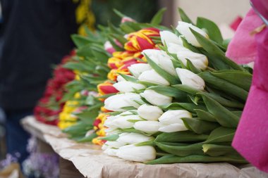 Almaty, Kazakistan - 06.03.2023: Tatilden önce farklı çiçek buketleri indirimde.