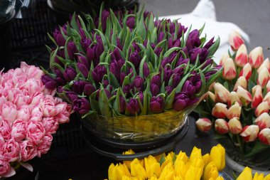 Almaty, Kazakistan - 06.03.2023: Tatilden önce farklı çiçek buketleri indirimde.