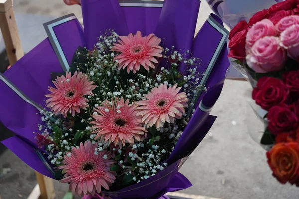 카자흐스탄 알마티 2023 판매되는 꽃들의 꽃다발 — 스톡 사진