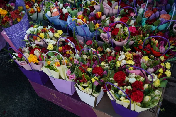 Almaty Kazahstan 2023 Diferite Buchete Flori Vânzare Înainte Sărbători — Fotografie, imagine de stoc