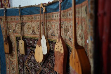Almaty, Kazakistan - 03.17.2021: Kazak süslemeli antik ulusal müzik aletleri.