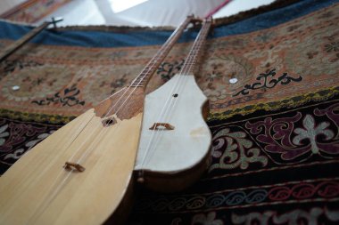 Almaty, Kazakistan - 03.17.2021: Kazak süslemeli antik ulusal müzik aletleri.