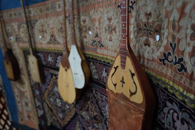 Almaty, Kazakistan - 03.17.2021: Kazak süslemeli antik ulusal müzik aletleri.