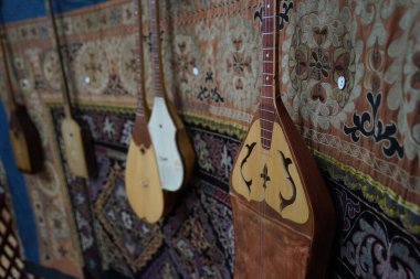 Almaty, Kazakistan - 03.17.2021: Kazak süslemeli antik ulusal müzik aletleri.