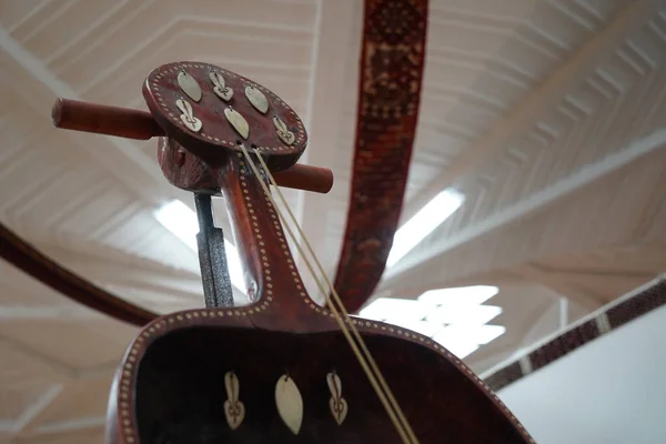 Almaty Kazajstán 2021 Antiguos Instrumentos Nacionales Cuerda Musical Con Adorno —  Fotos de Stock