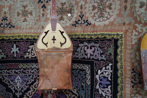 Αλμάτι Καζακστάν 2021 Αρχαία Εθνικά Μουσικά Έγχορδα Όργανα Στολίδι Του — Φωτογραφία Αρχείου