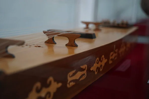 哈萨克斯坦阿拉木图 2021 带有哈萨克装饰品的古代民族音乐弦乐器 — 图库照片