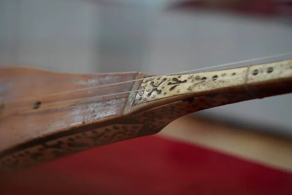 Almaty Cazaquistão 2021 Instrumentos Musicais Cordas Nacionais Antigos Com Ornamento — Fotografia de Stock