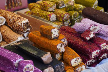 Pazarda kremalı çeşitli Türk tatlıları satılıyor.