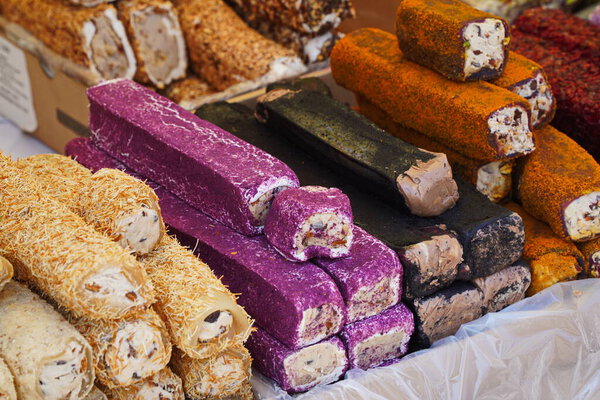 Различные турецкие сладости со сливками в продаже на рынке.