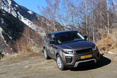 Almaty, Kazakistan - 02.29.2016: Bir Range Rover Evoque aracının kış mevsiminde dağlık bir alanda test sürüşü.