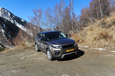 Almaty, Kazakistan - 02.29.2016: Bir Range Rover Evoque aracının kış mevsiminde dağlık bir alanda test sürüşü.