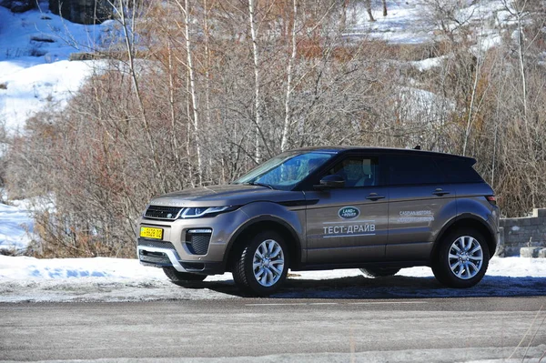 Almaty, Kazakistan - 02.29.2016: Bir Range Rover Evoque aracının kış mevsiminde dağlık bir alanda test sürüşü.