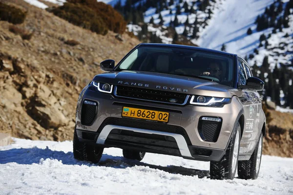 Almaty, Kazakistan - 02.29.2016: Bir Range Rover Evoque aracının kış mevsiminde dağlık bir alanda test sürüşü.