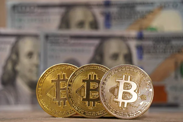 Almaty Kazajstán 2023 Bitcoin Monedas Pie Una Fila Sobre Fondo —  Fotos de Stock