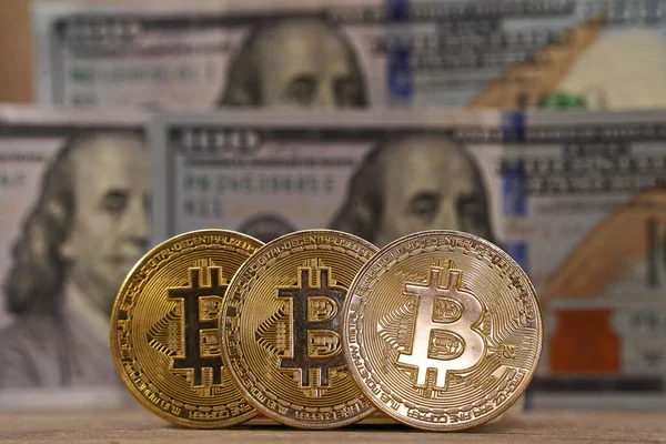 Almaty Kazajstán 2023 Bitcoin Monedas Pie Una Fila Sobre Fondo —  Fotos de Stock