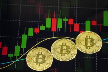 Almaty, Kazakistan - 04.04.2023: Stok tablosunun arka planına karşı Bitcoin paraları.