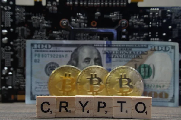Almaty Kazachstan 2023 Crypto Inscriptie Achtergrond Van Bitcoin Munten Dollars — Stockfoto