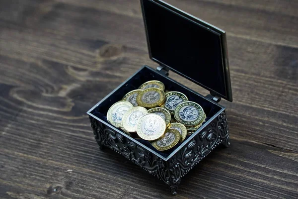 哈萨克斯坦阿拉木图 2023 一大把面值为100哈萨克斯坦坚戈的硬币被折叠在一个棺材里 免版税图库照片
