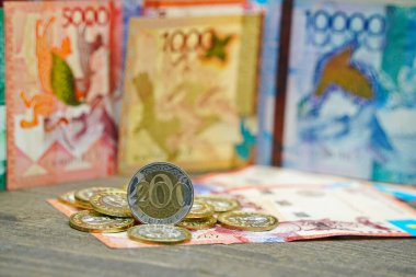 Almaty, Kazakistan - 04.05.2023: 200 tenge madeni para bir avuç dolusu para ve banknota istiflenmiştir.