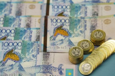 Almaty, Kazakistan - 04.05.2023: Kazakistan tentesinin paraları ve banknotları masaya serildi.